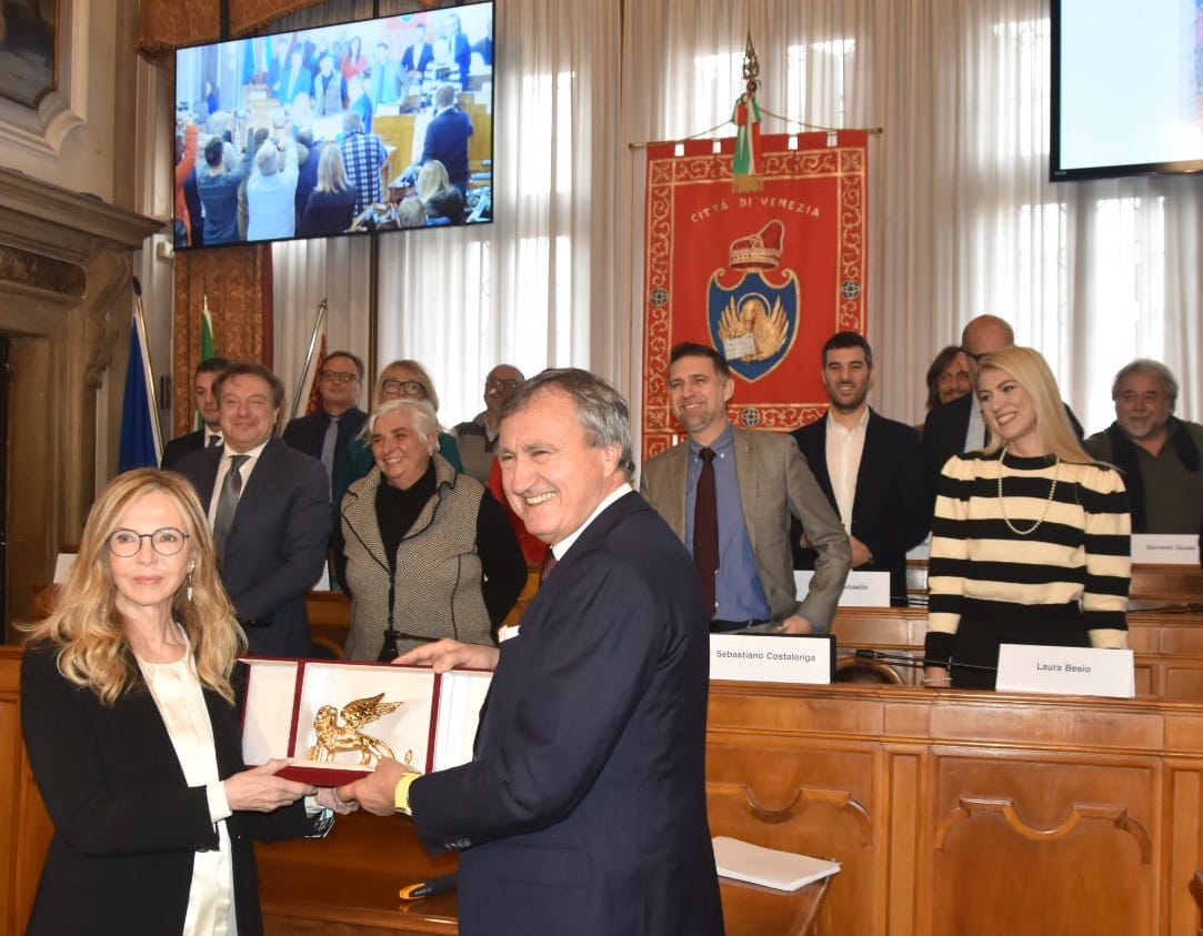 Sindaco e donatrice 2