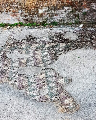 Lo stato di abbandono del mosaico della palestra delle Term3 adiacente alla via Cernaia