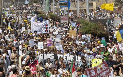 “Canarias tiene un límite”, proteste in piazza contro l’overtourism sulle isole spagnole
