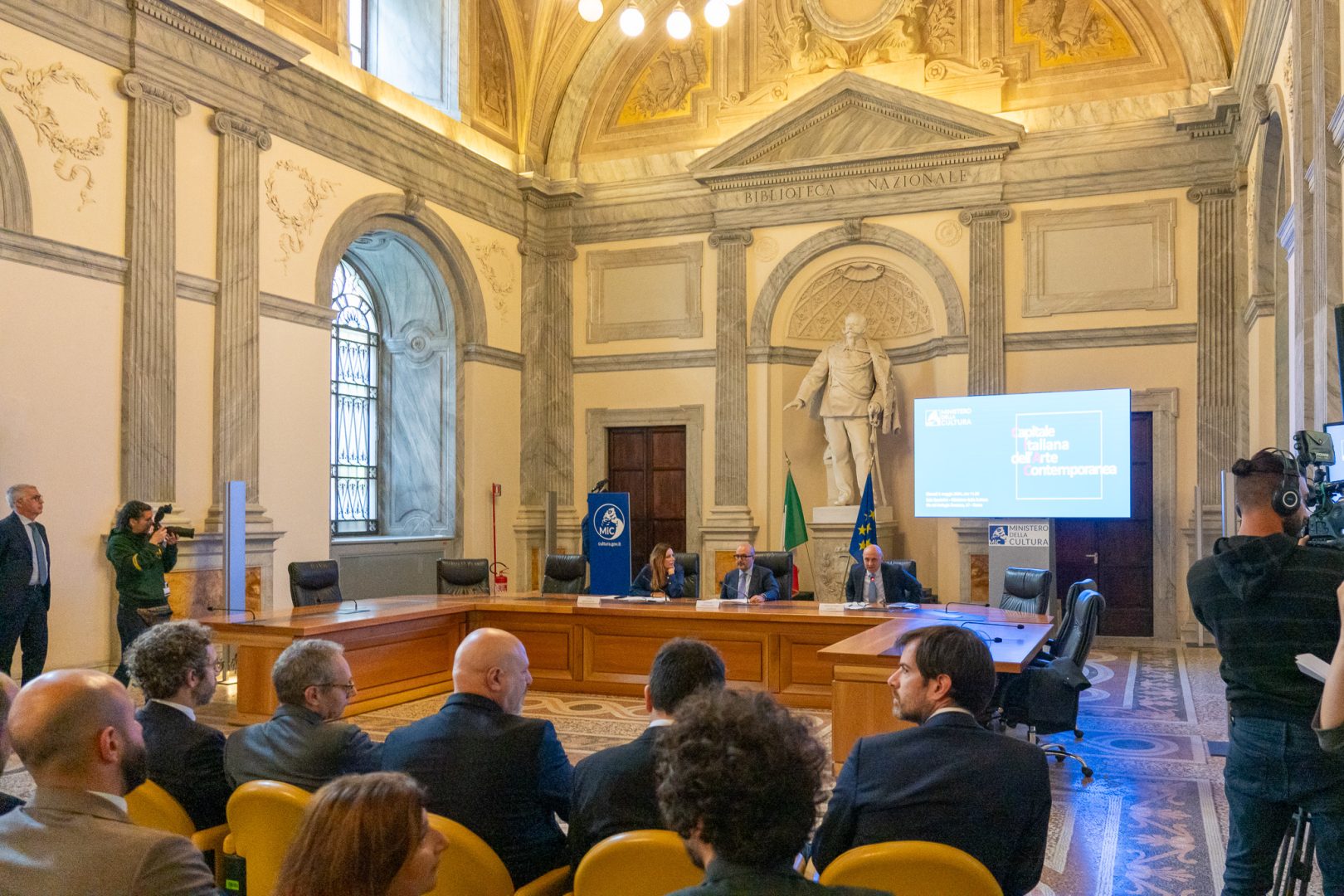 Capitale dell’arte contemporanea È stata presentata a Roma, la “Capitale italiana dell’arte contemporanea”, iniziativa voluta dal MiC e Gennaro Sangiuliano, che si affianca alle già esistenti “Capitale italiana della Cultura” e “Capitale italiana del Libro”.