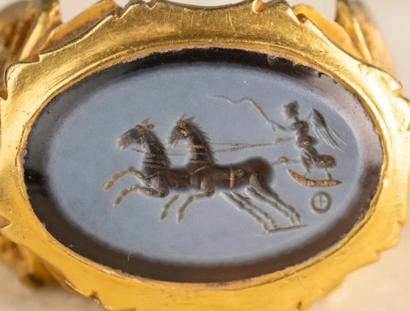 L’anello romano d’oro ritrovato nel Somerset esposto nel museo