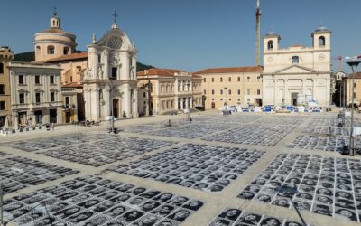 L’Aquila. 2.000 ritratti dei cittadini esposti nella grande installazione in piazza Duomo